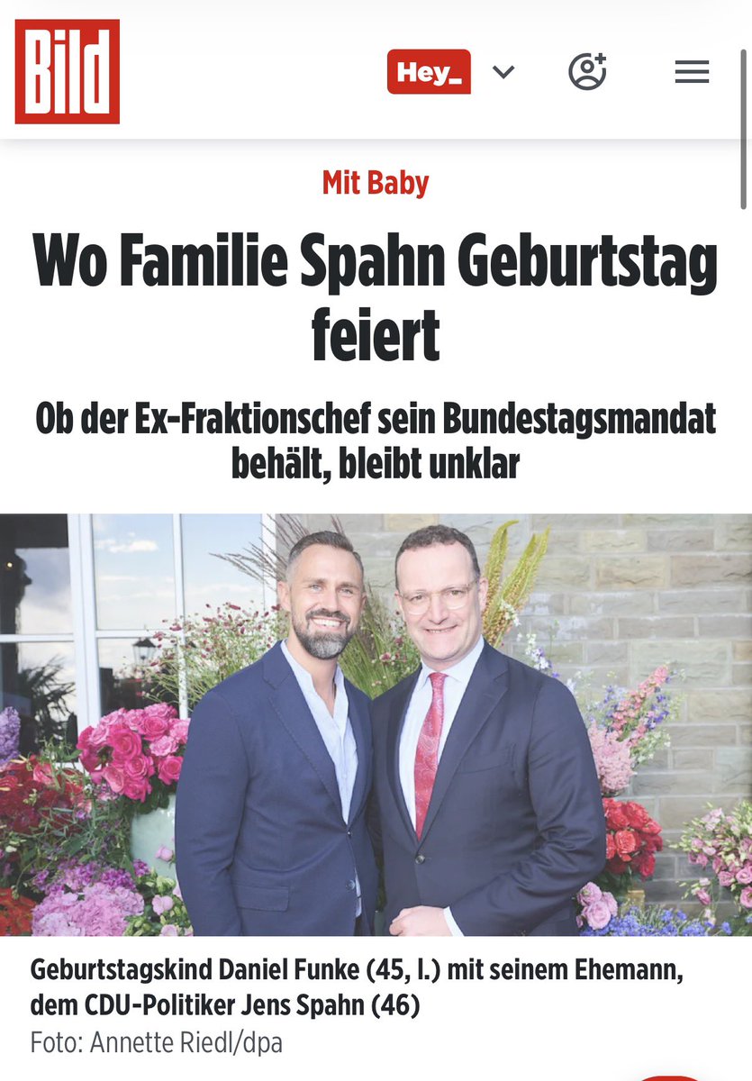 Bundeskanz50246's tweet photo. Ach wie schön, der 45. Geburtstag von Spahns Ehemann wird in der Bronx in New York gefeiert…
Ach nee, kleiner Fehler, in den Hamptons – das ist ein mondäner Küstenstreifen auf Long Island unweit von New York. Hier verbringen Unternehmer, Hedgefonds-Manager, Hollywood-Stars und TV-Prominente ihre Sommer und Wochenenden.
Naja, Geld dafür haben sie ja sicher genug - die Frage ist halt nur, woher (oder auch nicht).