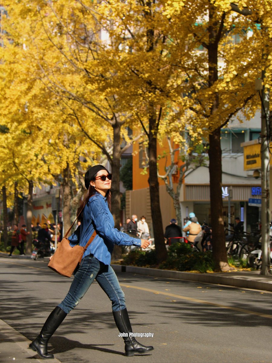 kdh62235601's tweet photo. The first autumn breeze whispers today—crunchy leaves, cozy hoodies, and perfect coffee weather, let’s savor every mild minute! https://t.co/M1BxJZb5lX