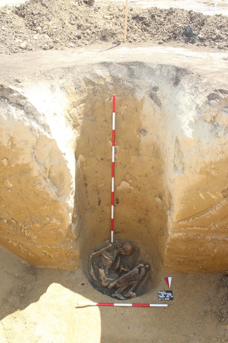 Lucius_Gellius's tweet photo. #Archéologie: une découverte exceptionnelle avec un camp militaire romain qui a été découvert en Slovaquie, avec des soldats enterrés à la hâte  dans des fosses et des puits avec leur armement et équipements abandonnés sur place!

Des archéologues ont mis au jour, près de Šurany, un camp militaire romain de 7,4 hectares dans le sud-ouest de la Slovaquie datant de la seconde moitié du IIe siècle de notre ère  Ce camp a probablement été utilisé durant les guerres marcomanes, lorsque l'empereur Marc Aurèle envoya les armées romaines au nord du Danube.

Ce quel les archéologues  ont découvert n'est pas qu'un "simple" campement militaire temporaire. Des squelettes complets et des restes humains désarticulés ont été mis au jour dans des fossés défensifs, des fosses de stockage, d'éventuels puits et des tombes peu profondes creusées à la hâte avec leur armement et même leurs chaussures et monnaies! 

L'état du camp laisse penser qu'il a cessé d'être utilisé immédiatement après un affrontement entre les forces romaines et les populations germaniques locales.

Les découvertes comprennent des pointes de lance, des pointes de flèche, des fragments de casque, des fibules de légionnaire,  des pièces d'armures à plaques segmentées et d'armures à écailles. 

Des pièces de monnaie et des clous en fer provenant de caligae  ont également été mis au jour. Parmi les objets plus personnels figurent une dolabra la hache/pioche  du légionnaire et un dé à jouer.

Ces objets soulèvent une question importante. Normalement, le matériel militaire de valeur aurait été récupéré, réutilisé ou pillé après une bataille. Sa présence aux côtés des corps pourrait indiquer que le camp a été abandonné dans des circonstances inhabituelles, même si les archéologues n'ont pas encore déterminé précisément ce qui s'est passé.

Les études à venir  des vestiges et des ossements seront riches d'informations! 

📸  ArÚ SAV – M. Ruttkay, M. Vojteček, M. Cheben, MH Invest