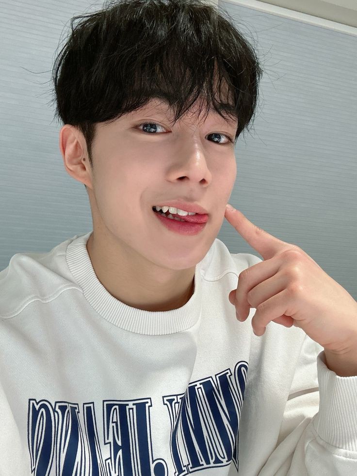 _KimNarin's tweet photo. Thank you for being our brightest happy virus &amp; filling so many hearts with laughter. I hope all the happiness you've shared comes back to u a thousand times over. Have the happiest birthday🥳👅

#SF9 #세상이_상혁이를_다원한_날 #HBD_DAWON #HappyDAWONDay
@xleexekdnjs @SF9official https://t.co/dXeH46ehcD