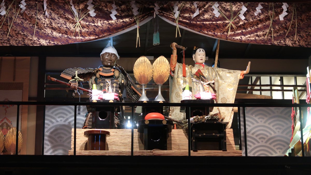 mutsuki14law's tweet photo. 橋弁慶山の会所飾り 後祭“くじ取らず”山の一つであり、巡行の先頭を行きます。黒漆蝋色仕上げされた五条大橋を舞台に 軽やかに擬宝珠に立つ牛若丸 長刀を構え橋のたもとで迎え討とうとする弁慶 後に主従となる二人の対決を描いた非常に格好良い題材の山です！
#橋弁慶山 #祇園祭 #祇園祭2026 https://t.co/vLkOTD3bGu