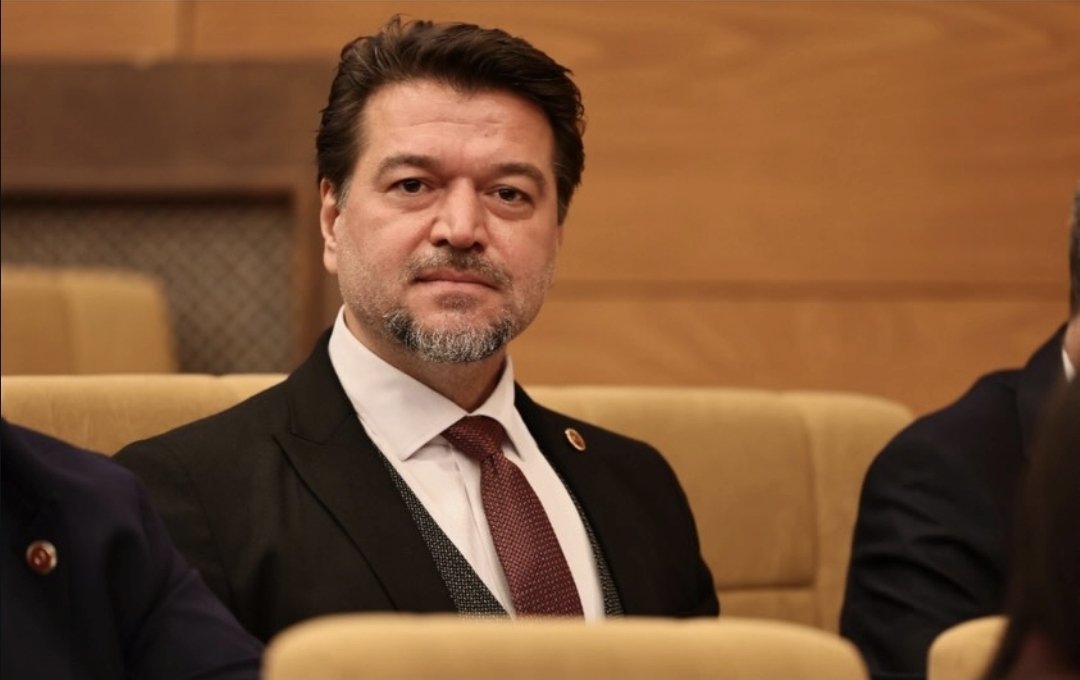 yazarkaangoktas's tweet photo. Silivri Belediyesi operasyonunda tutukluyken etkin pişmanlıktan faydalanıp iftiracı olan ve serbest bırakılan CHP Meclis Üyesi Aykut Batur, avukatlığını eski AKP Silivri Belediye Meclis Üyesi Hacer Yıldırım üstlendikten sonra tahliye edildi. 

Hacer Yıldırım Batur'un avukatlığını üstlenene kadar Batur'u CHP'li avukatlar savunuyordu.

Hacer Yıldırım, aynı operasyonda Belediye Başkanı Bora Balcıoğlu ile birlikte gözaltına alınan ve "rüşvet verdim" demesine rağmen ilk gün serbest bırakılan Naci Aydın'ın akrabası.

Peki Naci Aydın kim? FETÖ'nün eski Silivri İmamı Mehmet Ünver Pekol'un kayınbiraderi.

Aynı soruşturmada bir başka iftiracı Serdar Tuna'nın etkin pişmanlık işlemleri ile de Hacer Yıldırım ilgilendi.

Hem Batur, hem Tuna'nın iftiracılık ifadeleri ile ilgili bilgileri de yarın sabah paylaşacağım.