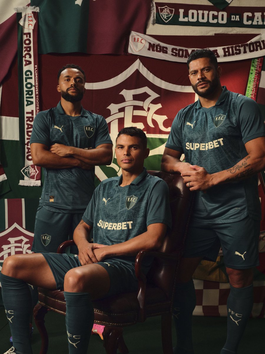 FluminenseFC's tweet photo. Fluminense é sentimento SEM IGUAL! Nascidos em Laranjeiras para entrar para a eternidade do futebol mundial. Nossa nova Armadura III homenageia o bairro que é casa desde o início dos nossos 124 anos.

Disponível nas Lojas do Flu, em https://t.co/gZZRxva67a e nas lojas oficiais da PUMA nesta sexta-feira (24/07). 

#NascidoLáEmLaranjeiras #FLUxPUMA @pumabrasil