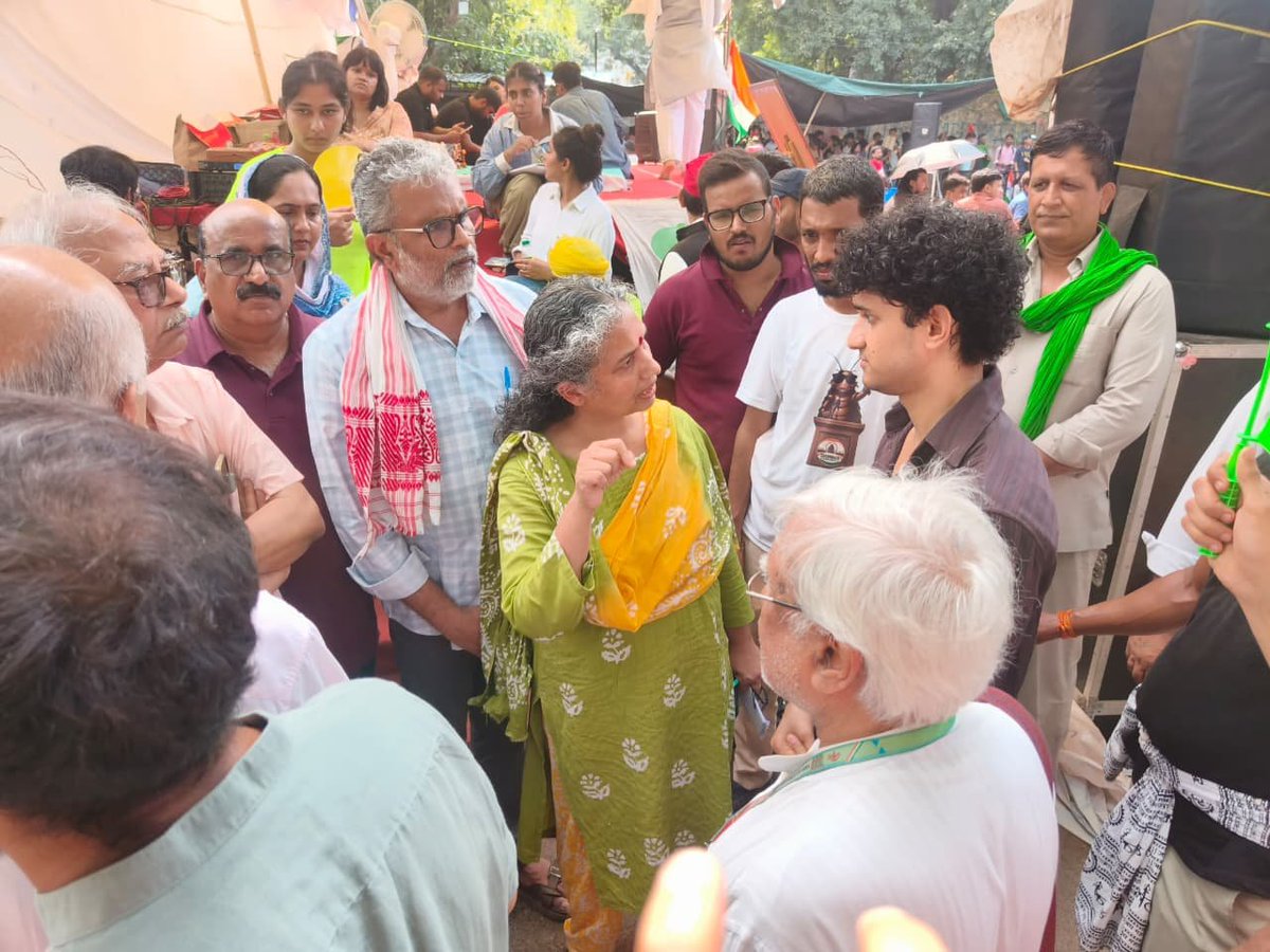 cpimspeak's tweet photo. A joint delegation of the Centre of Indian Trade Unions (CITU) and the Al India Kisan Sabha (AIKS) visited Jantar Mantar today to express solidarity with the ongoing student-youth movement demanding the resignation of Union Education Minister Dharmendra Pradhan and accountability for the complete failure of the education system. The delegation met Ashutosh Ranka and Sourav Das of the Cockroach Janta Party (CJP) and Aishe Ghosh and Subhash Jhakar of the Students' Federation of India (SFI) and spent time at Kranti Corner of the SFI, which has been rebuilt after the police dismantled it on 20 July.

Elamaram Kareem, Tapan Sen, AR Sindhu, KN Umesh, and Sai Babu from the CITU and Hannan Mollah and P Krishnaprasad from the AIKS were part of the delegation. The leaders expressed their support and solidarity with the ongoing struggle and assured that workers and peasants, who are already on the streets in solidarity actions, will extend all support to the students in their future actions. The leaders announced that CITU, AIKS, AIAWU, AIDWA and DYFI will join the students on the night of 24 July for "Creating Jantar Mantar" throughout the country at the call of the SFI.