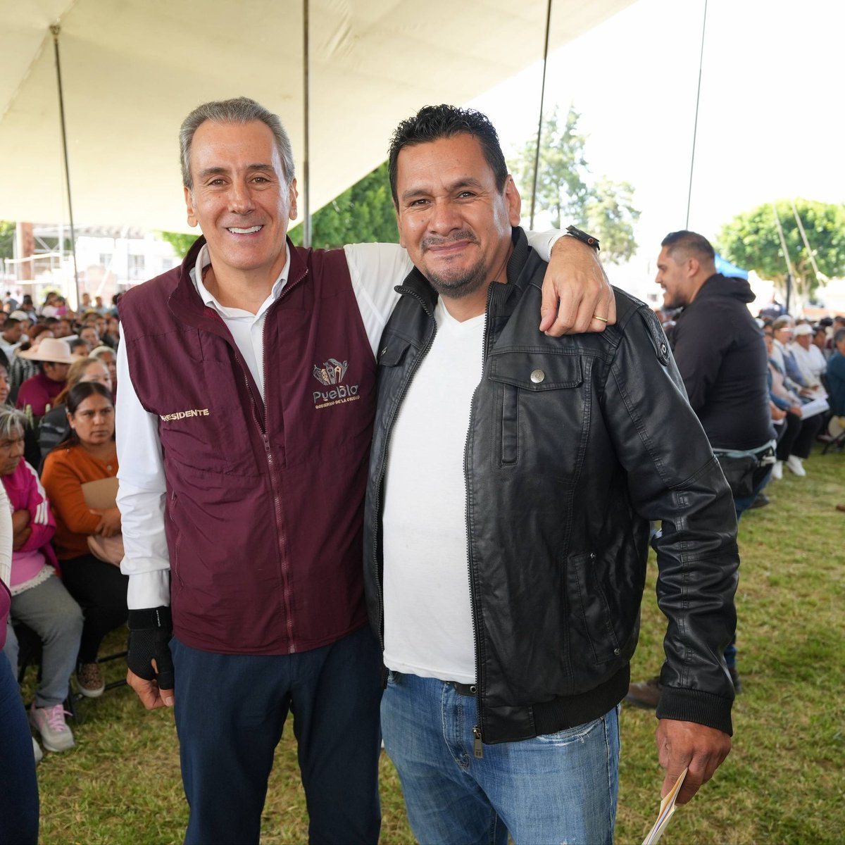 pepechedrauimx's tweet photo. Un gusto trabajar con Alejandro durante la entrega de #AlimentaciónImparable en San Baltazar Tetela. 🙌🏼🍎 https://t.co/iVVbdQB4k3