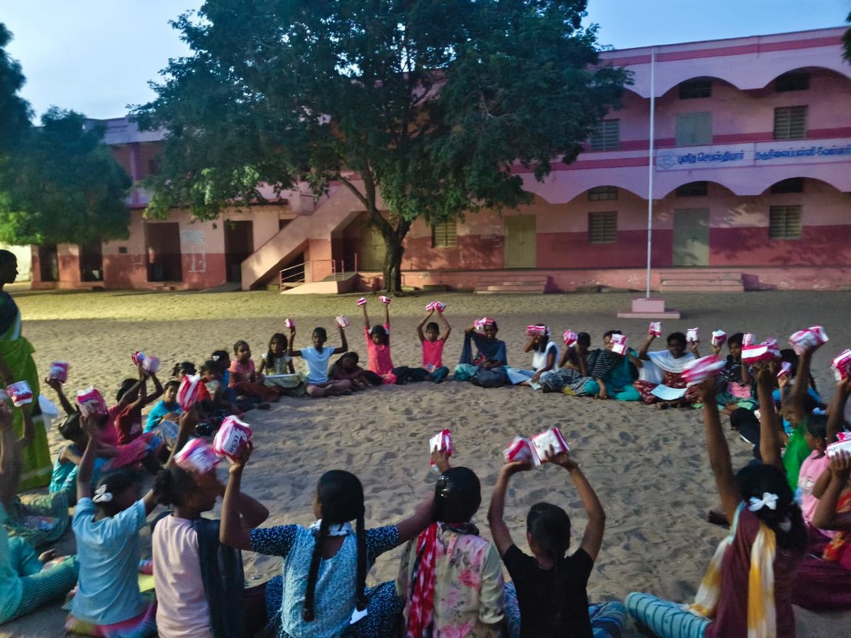 padgom2024's tweet photo. 🌱 PAD conducted a CFAM meeting at Vembar North Village, raising awareness on child protection, child-related laws, and the roles of duty bearers. Sanitary napkins were also distributed to adolescent girls to promote menstrual hygiene and well-being. 💙

#AzimPremjiFoundation https://t.co/IOwRqAUxki