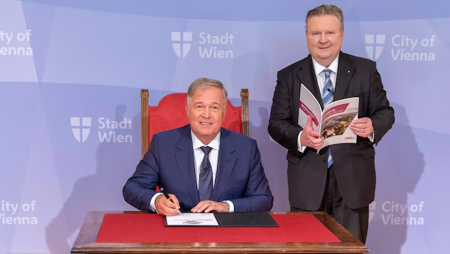 krone_at's tweet photo. Nach dem Paukenschlag in der ÖVP: Wie der Wiener Wirtschaftskammer-Boss Walter Ruck mit seinem Freund Michael Ludwig auf Reisen kreative Geschäftspläne gewälzt haben will. [Krone+] https://t.co/OuX5t2jfC7 https://t.co/umL6epEfjl