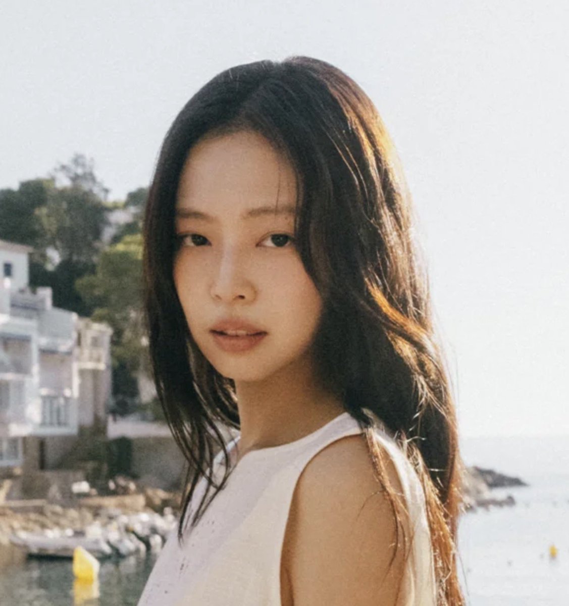 TheePopCore's tweet photo. JENNIE has updated the cover image on her profile across all streaming platforms. https://t.co/8R1aDmZ2rf