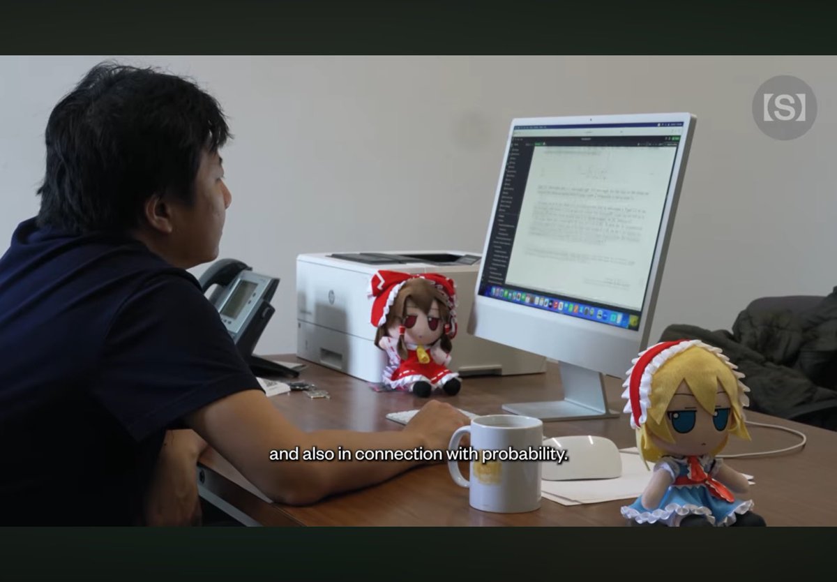 math_ter0713's tweet photo. こちら今年フィールズ賞を受賞された Yu Deng 先生です。
……やがて君になるのマグカップと東方のぬいがありますね？？？

2026 Fields Medal: Yu Deng https://t.co/K928HoZWs3 @YouTubeより https://t.co/kTEN2A3Tn5