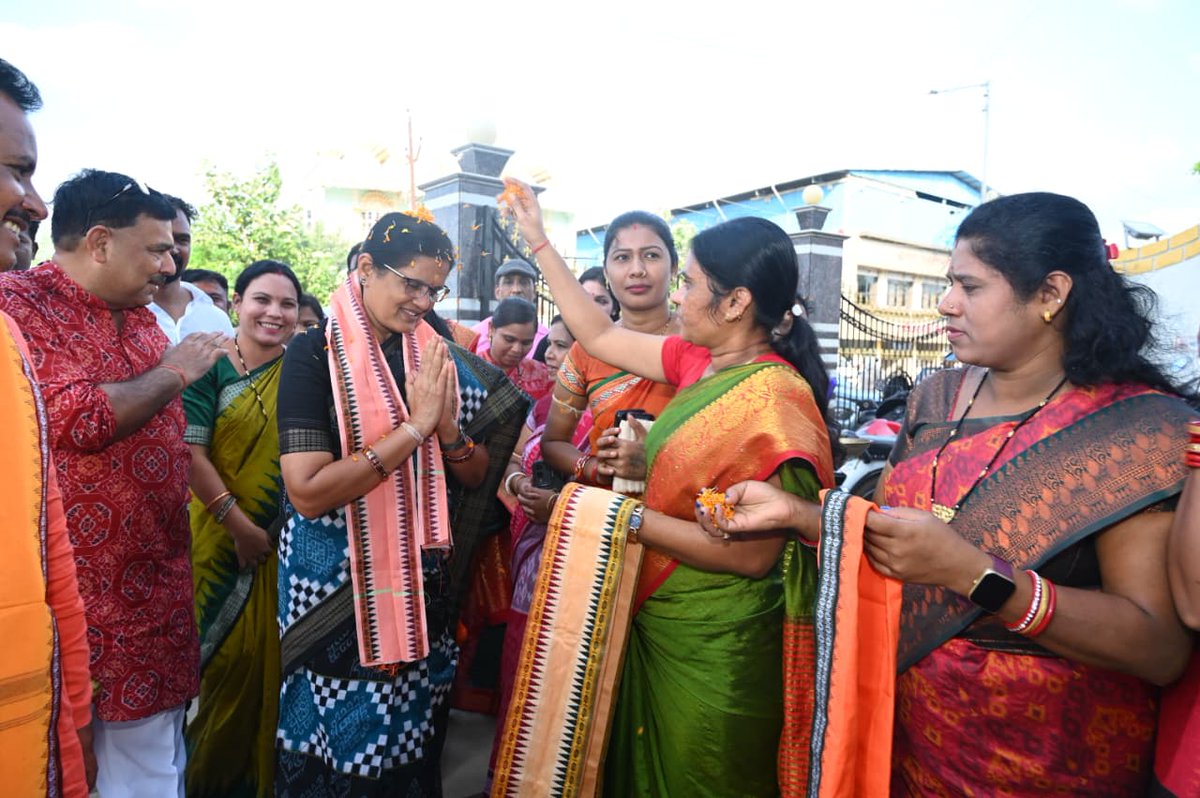 PravatiPOdisha's tweet photo. କଳାହାଣ୍ଡି ଜିଲ୍ଲା ଗସ୍ତ ଅବସରରେ ଭବାନୀପାଟଣାଠାରେ ଆୟୋଜିତ କାର୍ଯ୍ୟକର୍ତ୍ତା ସମ୍ମିଳନୀରେ ଯୋଗଦେବା ଅବସରରେ ସ୍ୱାଗତ ଓ ସମ୍ବର୍ଦ୍ଧନା ପାଇଁ ଧନ୍ୟବାଦ ।  #Kalahandi #BJP @BJP4India @BJP4Odisha @narendramodi @NitinNabin @AmitShah @blsanthosh @MohanMOdisha @SamalManmohan7 @Manas_BJP https://t.co/JWmyNYY8Hw