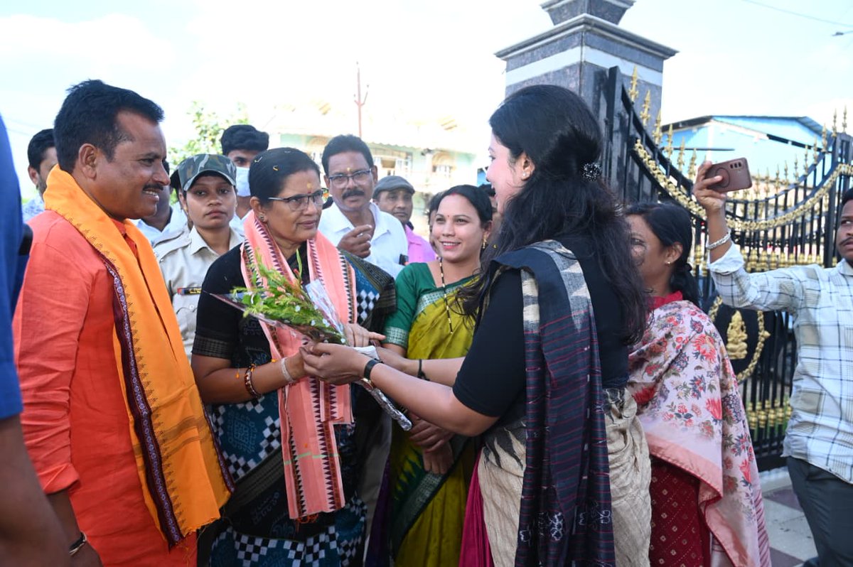 PravatiPOdisha's tweet photo. କଳାହାଣ୍ଡି ଜିଲ୍ଲା ଗସ୍ତ ଅବସରରେ ଭବାନୀପାଟଣାଠାରେ ଆୟୋଜିତ କାର୍ଯ୍ୟକର୍ତ୍ତା ସମ୍ମିଳନୀରେ ଯୋଗଦେବା ଅବସରରେ ସ୍ୱାଗତ ଓ ସମ୍ବର୍ଦ୍ଧନା ପାଇଁ ଧନ୍ୟବାଦ ।  #Kalahandi #BJP @BJP4India @BJP4Odisha @narendramodi @NitinNabin @AmitShah @blsanthosh @MohanMOdisha @SamalManmohan7 @Manas_BJP https://t.co/JWmyNYY8Hw