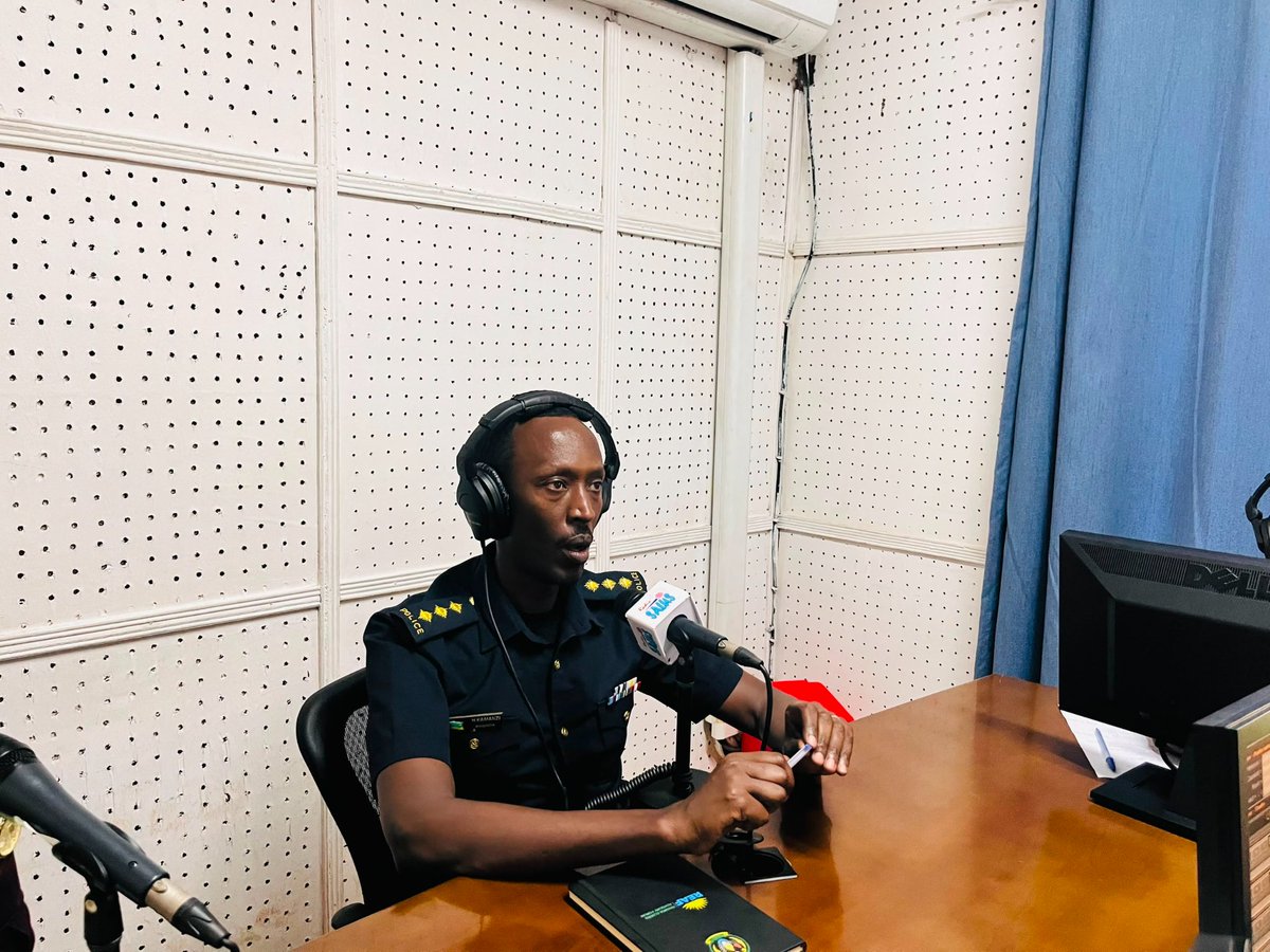 RuhangoDyvcp's tweet photo. Uyu munsi urubyiruko rw'abakorebushake rwa 
@RwandaYouthVol1
  na @Rwandapolice muri
@RwandaSouth
twakoze ubukangurambaga kuri radio bwo kurwanya no gukumira inzoga z'inkorano n'ibindi binyobwa bitujuje ubuziranenge ku nsanganyamatsiko igira iti
#Sizo Zawe Zange
@RwandaLocalGov https://t.co/AM0AS5pygA