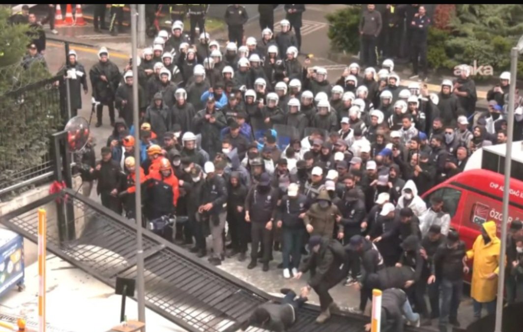 M1907Me's tweet photo. @cemal_canpolat Tarih; Atatürkün partisine polis zoruyla kapıları kırarak girenleri unutmayacak.. https://t.co/FKL603kCzJ