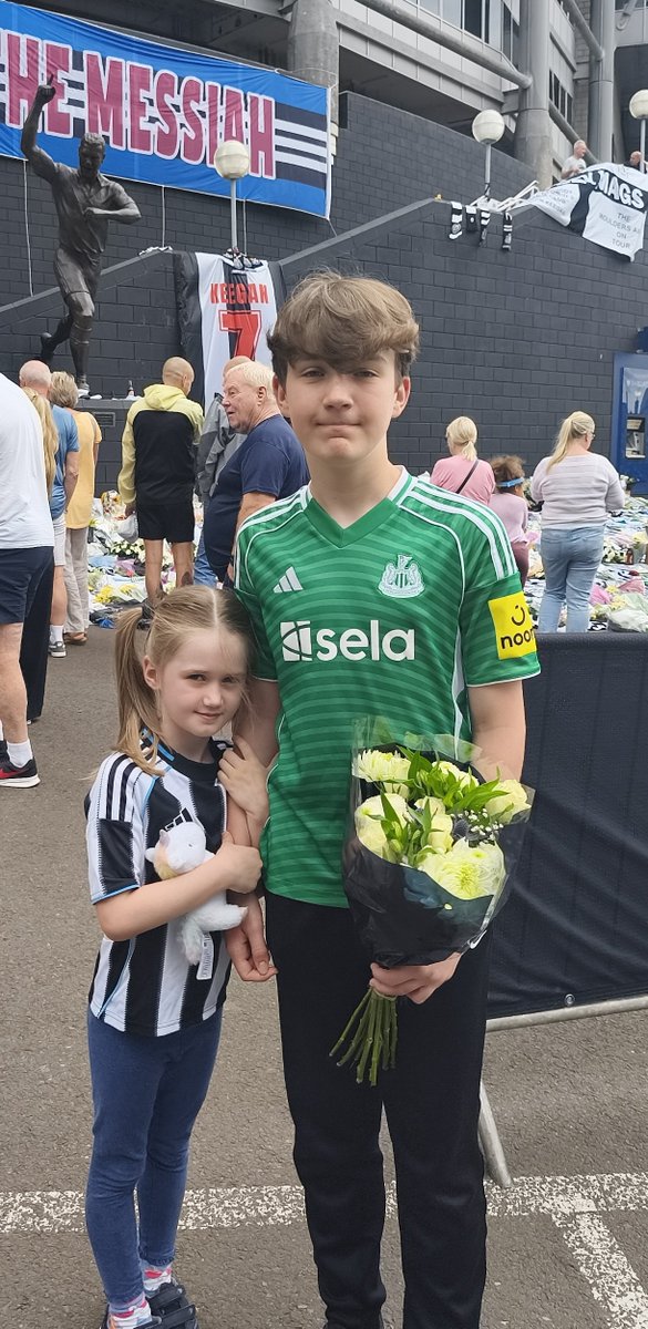KelPeb's tweet photo. Paying our respects, long live King Kev, in our hearts, thoughts and memories.  Legend 🖤🤍 #kingkev #HWTL @NUFC https://t.co/dmY2gmCA87