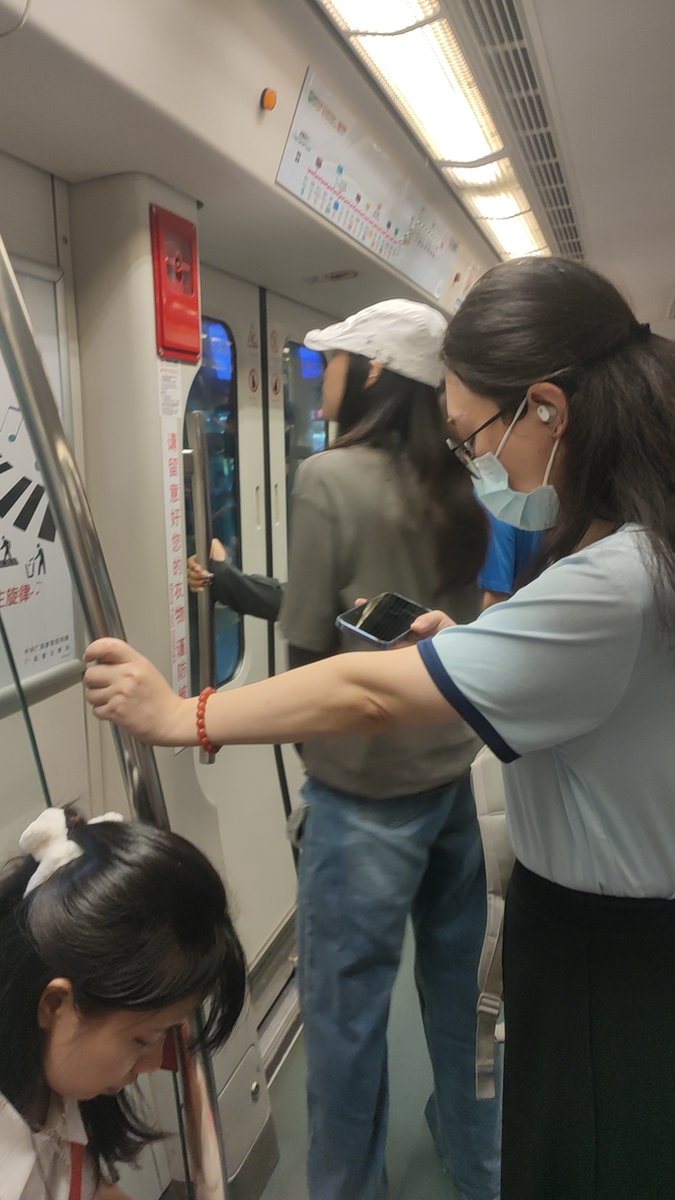 AnthonyJohiev1's tweet photo. 通勤路上戴耳机沉浸爵士Live，鼓点和萨克斯风把挤地铁的烦躁都揉成松弛的风，这才是打工人的专属疗愈时刻～ https://t.co/2XGyHfZfvj