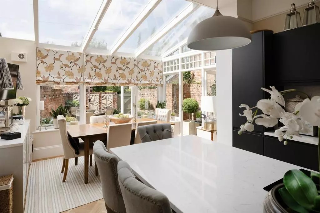 OnTheMarketCom's tweet photo. This superb Victorian terraced house sits in a prime position in York, enjoying views to the racecourse while being in walking distance to the city centre.  

📍How much? £995k
📍Where? York, North Yorkshire 

🔗Click here to take a look at the property: https://t.co/jdHtjQdE9T https://t.co/EoJWNVUVm8