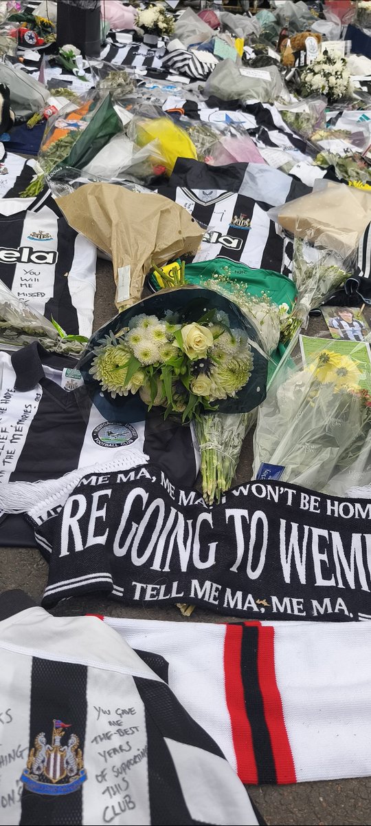 KelPeb's tweet photo. Paying our respects, long live King Kev, in our hearts, thoughts and memories.  Legend 🖤🤍 #kingkev #HWTL @NUFC https://t.co/dmY2gmCA87