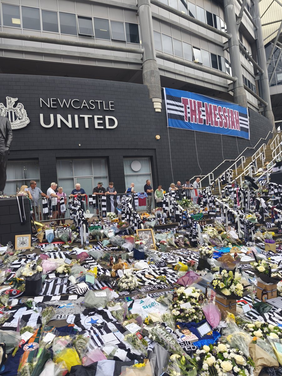 KelPeb's tweet photo. Paying our respects, long live King Kev, in our hearts, thoughts and memories.  Legend 🖤🤍 #kingkev #HWTL @NUFC https://t.co/dmY2gmCA87