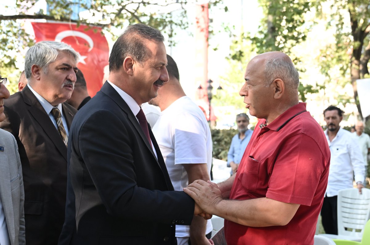 anahtarparti's tweet photo. Ay yıldızlı al bayrağın rozetlerisiniz!..

Genel Başkanımız Sayın Yavuz Ağıralioğlu, Ankara Güvenpark’ta özlük hakları için eylem yapan er şehit yakınları ve gazilerimizi yalnız bırakmadı.

Genel Başkanımız, “ay yıldızlı al bayrağın rozetleri” olarak nitelendirdiği şehit aileleri ve gazilerimizin, “Geçinemiyoruz”, “Protez alamıyoruz”, “Özlük haklarımız yetersiz” diyerek meydanlarda hak aramak zorunda bırakılmalarının kabul edilemez olduğunu söyledi.

“Gazilerinin eylem yapmak zorunda kaldığı bir ülke, şehidine ve gazisine hürmetsizlik yapıyordur” diyen Genel Başkanımız, şehit ailelerimizin ve gazilerimizin hak ettikleri değeri görmeleri gerektiğini vurguladı.