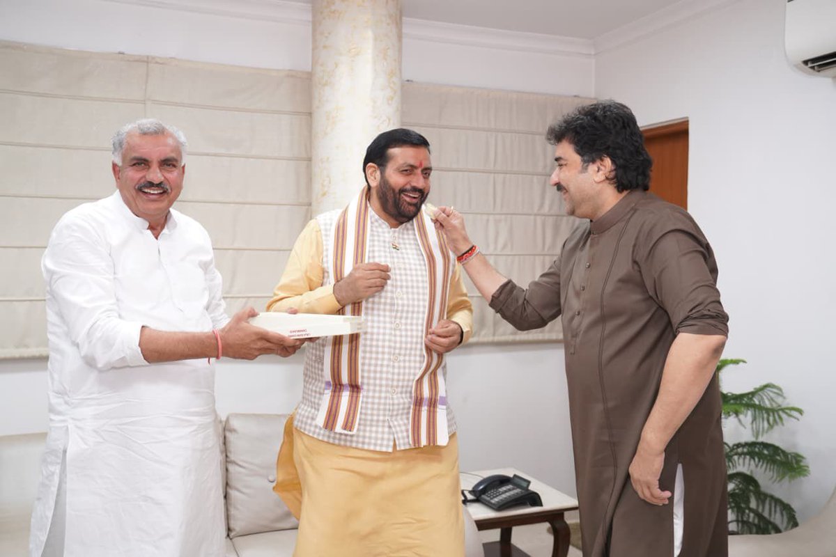 bishnoikuldeep's tweet photo. आज हरियाणा के यशस्वी मुख्यमंत्री माननीय श्री नायब सिंह सैनी जी से दिल्ली स्थित हरियाणा भवन में आत्मीय भेंट हुई।

उनसे मिलकर हर बार एक अलग ही आत्मीयता और अपनत्व का अनुभव होता है। आज राजनीतिक और व्यक्तिगत विषयों पर विस्तृत एवं सार्थक चर्चा हुई।

साथ ही, स्वर्गीय युगपुरुष चौधरी भजनलाल जी के नाम पर उन द्वारा दो विद्यालयों का नामकरण किए जाने के लिए मैंने अपने भाई रणधीर जी के साथ मुख्यमंत्री जी का हृदय से धन्यवाद एवं आभार व्यक्त किया। यह निर्णय स्वर्गीय चौधरी भजनलाल जी के जनसेवा के प्रति समर्पण और उनके योगदान को दिया गया एक सम्मान है।

इतने महत्वपूर्ण पद पर आसीन होने के बावजूद उनकी सरलता, विनम्रता और सहजता वास्तव में प्रेरणादायी है। बड़े पद पर पहुँचने के बाद भी अपने व्यवहार में इतना अपनापन बनाए रखना विरले नेताओं की पहचान होती है।

आज भी उन्होंने मुझे जो स्नेह, सम्मान और आत्मीयता प्रदान की, उसके लिए मैं हृदय की गहराइयों से उनका आभार व्यक्त करता हूँ। ईश्वर से प्रार्थना है कि वे हरियाणा की सेवा में निरंतर नए कीर्तिमान स्थापित करते रहें।