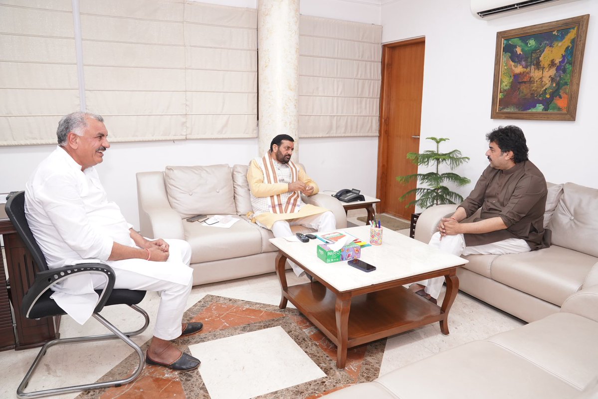 bishnoikuldeep's tweet photo. आज हरियाणा के यशस्वी मुख्यमंत्री माननीय श्री नायब सिंह सैनी जी से दिल्ली स्थित हरियाणा भवन में आत्मीय भेंट हुई।

उनसे मिलकर हर बार एक अलग ही आत्मीयता और अपनत्व का अनुभव होता है। आज राजनीतिक और व्यक्तिगत विषयों पर विस्तृत एवं सार्थक चर्चा हुई।

साथ ही, स्वर्गीय युगपुरुष चौधरी भजनलाल जी के नाम पर उन द्वारा दो विद्यालयों का नामकरण किए जाने के लिए मैंने अपने भाई रणधीर जी के साथ मुख्यमंत्री जी का हृदय से धन्यवाद एवं आभार व्यक्त किया। यह निर्णय स्वर्गीय चौधरी भजनलाल जी के जनसेवा के प्रति समर्पण और उनके योगदान को दिया गया एक सम्मान है।

इतने महत्वपूर्ण पद पर आसीन होने के बावजूद उनकी सरलता, विनम्रता और सहजता वास्तव में प्रेरणादायी है। बड़े पद पर पहुँचने के बाद भी अपने व्यवहार में इतना अपनापन बनाए रखना विरले नेताओं की पहचान होती है।

आज भी उन्होंने मुझे जो स्नेह, सम्मान और आत्मीयता प्रदान की, उसके लिए मैं हृदय की गहराइयों से उनका आभार व्यक्त करता हूँ। ईश्वर से प्रार्थना है कि वे हरियाणा की सेवा में निरंतर नए कीर्तिमान स्थापित करते रहें।