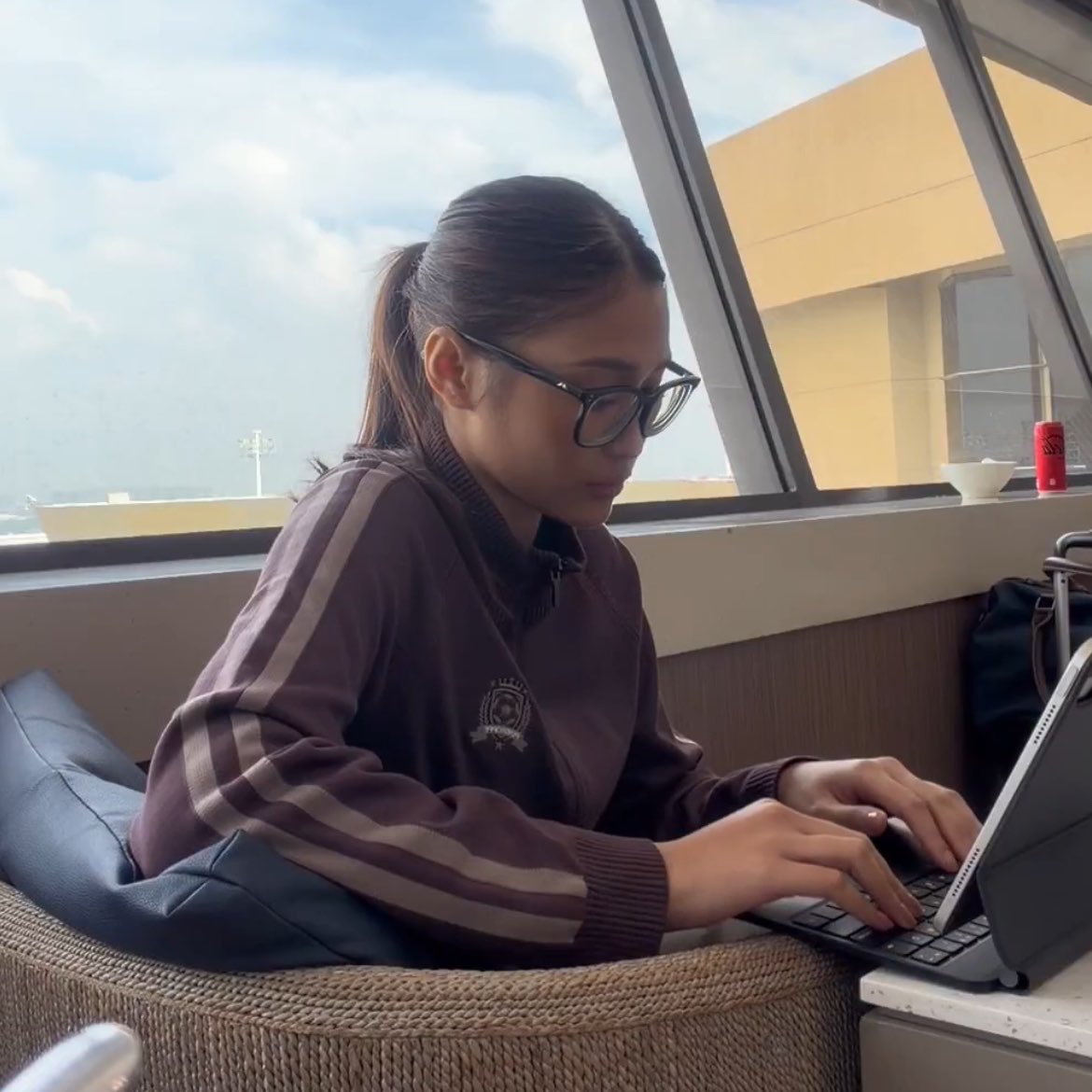 Jholetweverse's tweet photo. with your takaw tikim girlfriend 😆 🥣

- Jho’s vlog

#BINI #BINI_Jholet https://t.co/wdnXM48KQg