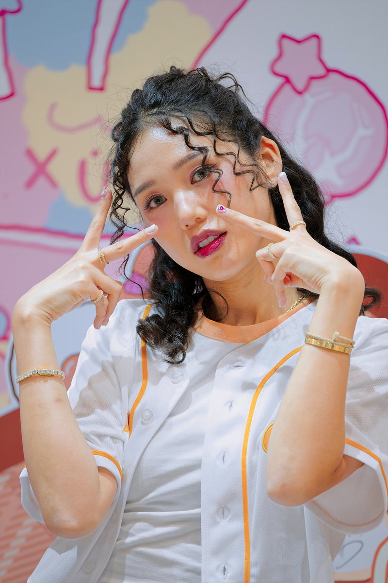 shiningstone85's tweet photo. 260718 오마이걸 x MOMOI <CLOSER TO YOU> POP-UP 팬사인회 https://t.co/1k6ct991Q3