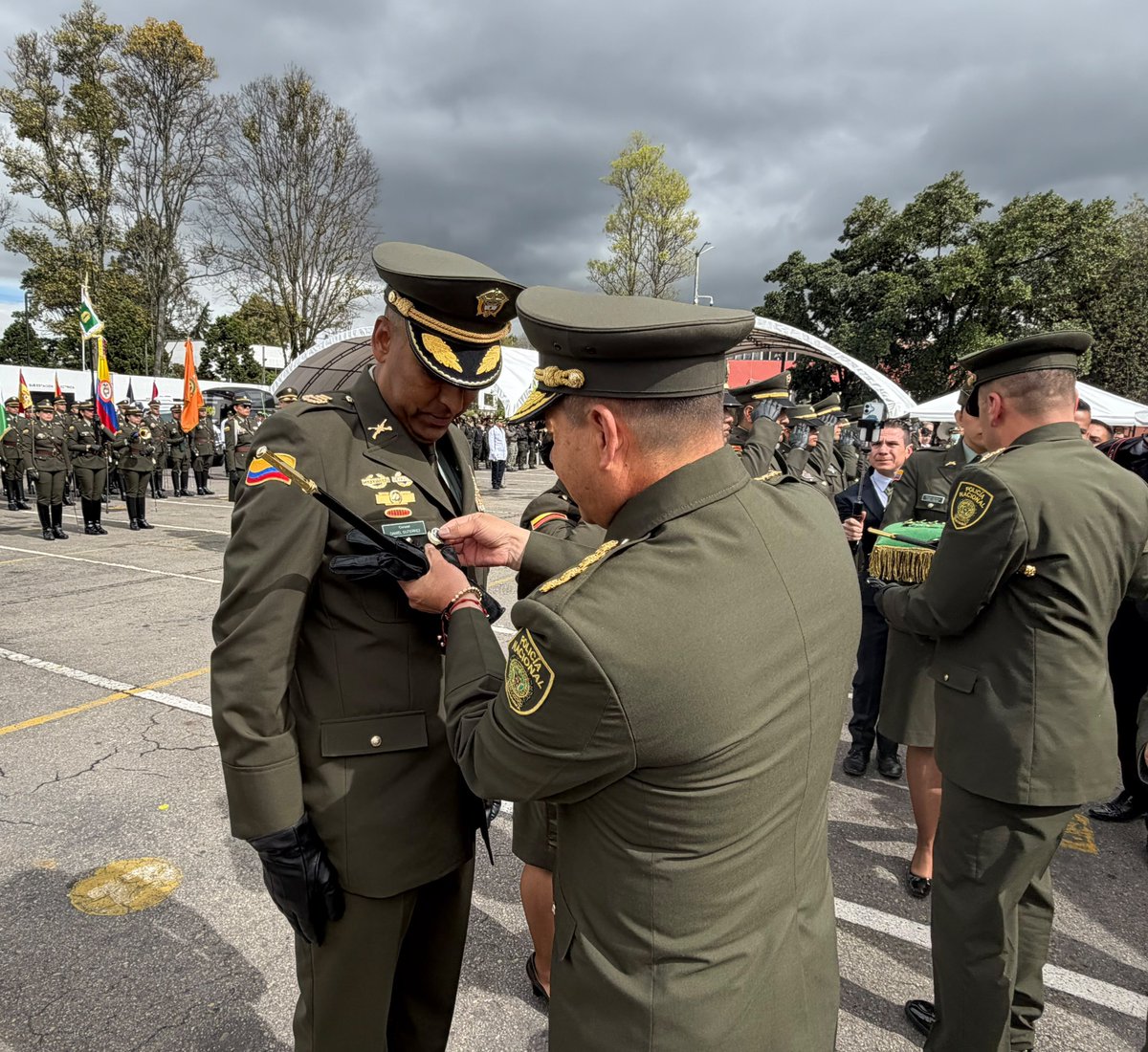 DInpec's tweet photo. Hoy recibimos con honor el Distintivo de la Dirección de Investigación Criminal e INTERPOL - @DIJINPolicia.
Esta distinción ratifica la importancia del trabajo interinstitucional para fortalecer la investigación judicial, la seguridad y la justicia en Colombia. 👇🏻🧵 https://t.co/IuyBSBhzgf