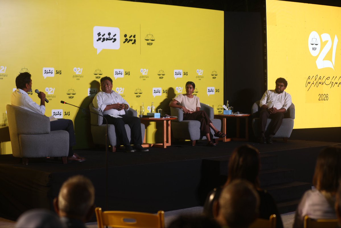HucenHassan's tweet photo. ސަރުކާރު ކުންފުނިތަކުން ނުހައްގުން މުވައްޒަފުން ވަކިކުރަމުންދާތީ އެމްޑީޕީން ކުރިއަށް ގެންދާ ޕެނަލް މަޝްވަރާ އަރޓްފިޝަލް ބީޗުގައި ފެށިފެން ކުރިއަށްދަނީ

#JobBuraasfathi https://t.co/82xzPWu674
