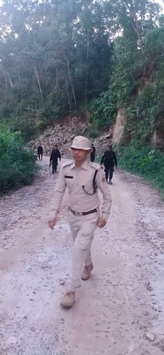 hamren_police's tweet photo. Proactive patrols by Insp. Anthony Rongpi and 2nd CDO Bn secured Umbaso–Langhemphi border today — area safe and situation normal.
@assampolice 
@DGPAssamPolice https://t.co/t6cqqxKunc