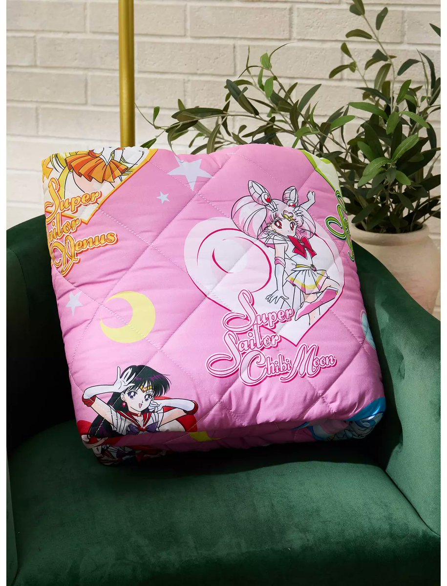 Ochibawolf's tweet photo. New Sailor Moon reversible quilted blanket and beanie 

Sailor Moon Supers Blanket: https://t.co/aT4ZiapytQ
Luna, Artemis, &amp; Diana Beanie: https://t.co/8l5i9Oz75G https://t.co/CIMHfx59H5