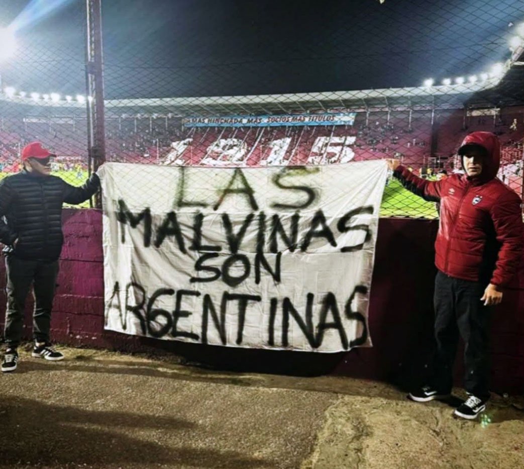 ArrepentidosLLA's tweet photo. Los hinchas peruanos de Cienciano llevaron una bandera de MALVINAS a la cancha de Lanús por Copa Sudamericana

🇵🇪 Perú pueblo hermano, mucho más que el presidente y su séquito de cipayos https://t.co/k0LqjVyzwX