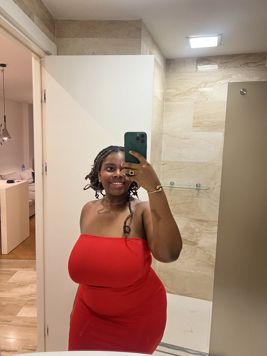 dareshonibare's tweet photo. really love wearing red. https://t.co/LXJtA4pUJV