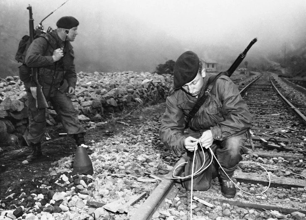 ForgottenWarPic's tweet photo. Royal Marines Commandos placing explosives charges on railway tracks during an amphibious raid behind North Korean lines. They're using US gear weirdly enough. https://t.co/2Aeak5Ruuq