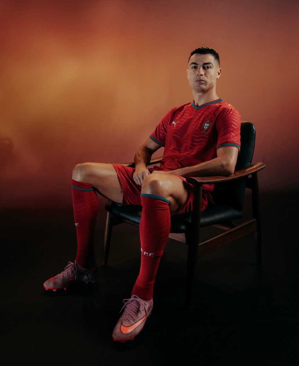 TouchmineX's tweet photo. 🚨🚨 𝗕𝗥𝗘𝗔𝗞𝗜𝗡𝗚: The Portuguese Football Federation has REQUESTED Cristiano Ronaldo not to retire anytime soon from the national team as it would result in MAJOR financial losses. 💰📉

The drop in yearly revenue is estimated at around 40%-45% and also potential deal terminations with multiple brands/companies. 😳

When you're big you're big. 🇵🇹🐐