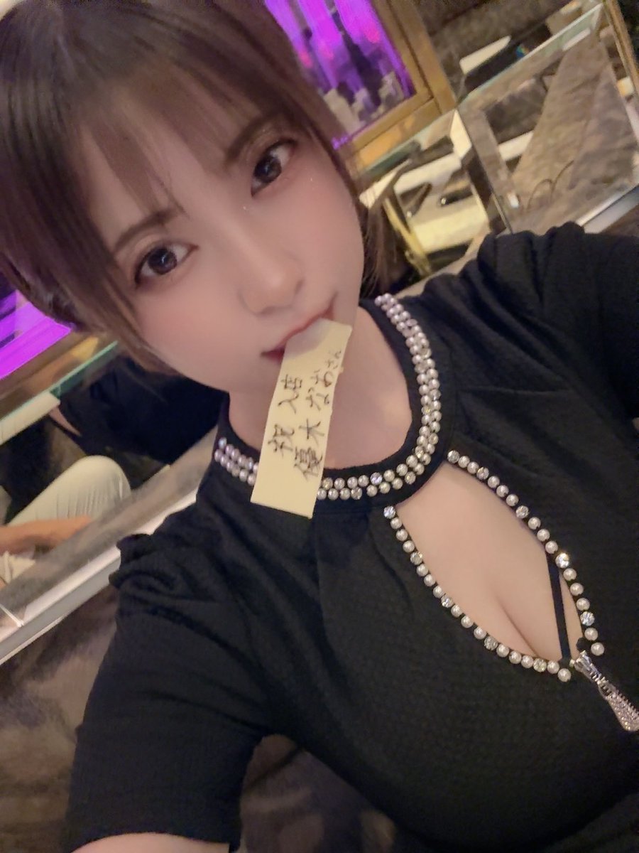 yu_kinao's tweet photo. レッドドラゴン初出勤来てくれてありがとうございました!!
不安だったけど、みんなのおかげでめちゃくちゃ楽しかった♬ੈ⟡
初出勤お祝いありがとう♡
レッドドラゴンはDVD持ってきてくれたらサインをできるらしい。
あと帰り際2ショット撮りたい人は撮ってもいいらしい。
これからもちょこちょこ出勤するので、ぜひ来てくれると嬉しいです!!