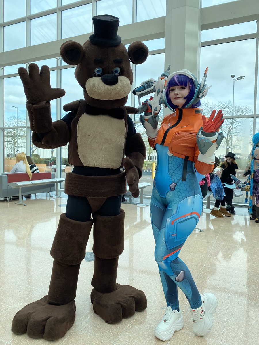 strawbysake's tweet photo. Oh moons! It’s a cute teddy bear! Definitely can’t hurt me right… #juno #overwatch https://t.co/W10sncqrp2