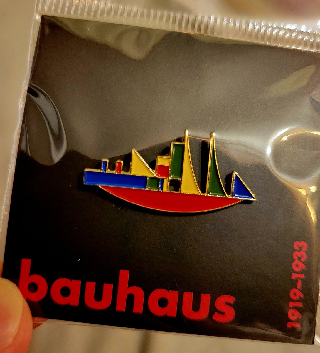 nautilusmoon's tweet photo. 『烏』のMVにでてきてた⛵
Bauhausだったかー https://t.co/ULZGG4avL4