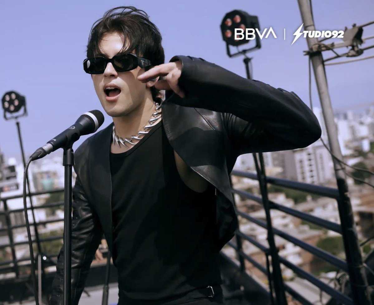 tuntunakat's tweet photo. Lo bien que le queda ese outfit a Ale y al aire libre, luce muy rockstar https://t.co/DbT9hBQeKO