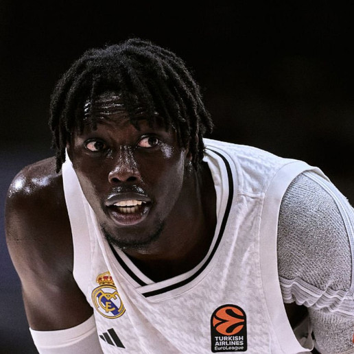 karusito83's tweet photo. Leo en @MarcaBasket que el Madrid planea igualar la oferta de Valencia por Ndiaye. Por más aprecio que tenga a Eli, no le veo sentido, salvo:

1️⃣ que finalmente no venga Damian Jones
2️⃣ que cobre literalmente en bocadillos
3️⃣ para rascar unos €€ a Valencia
4️⃣ para retener sus derechos en ACB mientras juega en el extranjero (¿cedido?)

Recordemos, el Madrid tiene ahora mismo 6 interiores bajo contrato: Pradilla, Jantunen, Okeke, Tavares, Almansa y (Garuba). Con Sarr, Jones y Ndiaye serían 9, para dos puestos. El camarote de los Hermanos Marx

A lo mejor cuando veamos la fotografía completa tiene sentido, pero a día de hoy sensación de palos de ciego