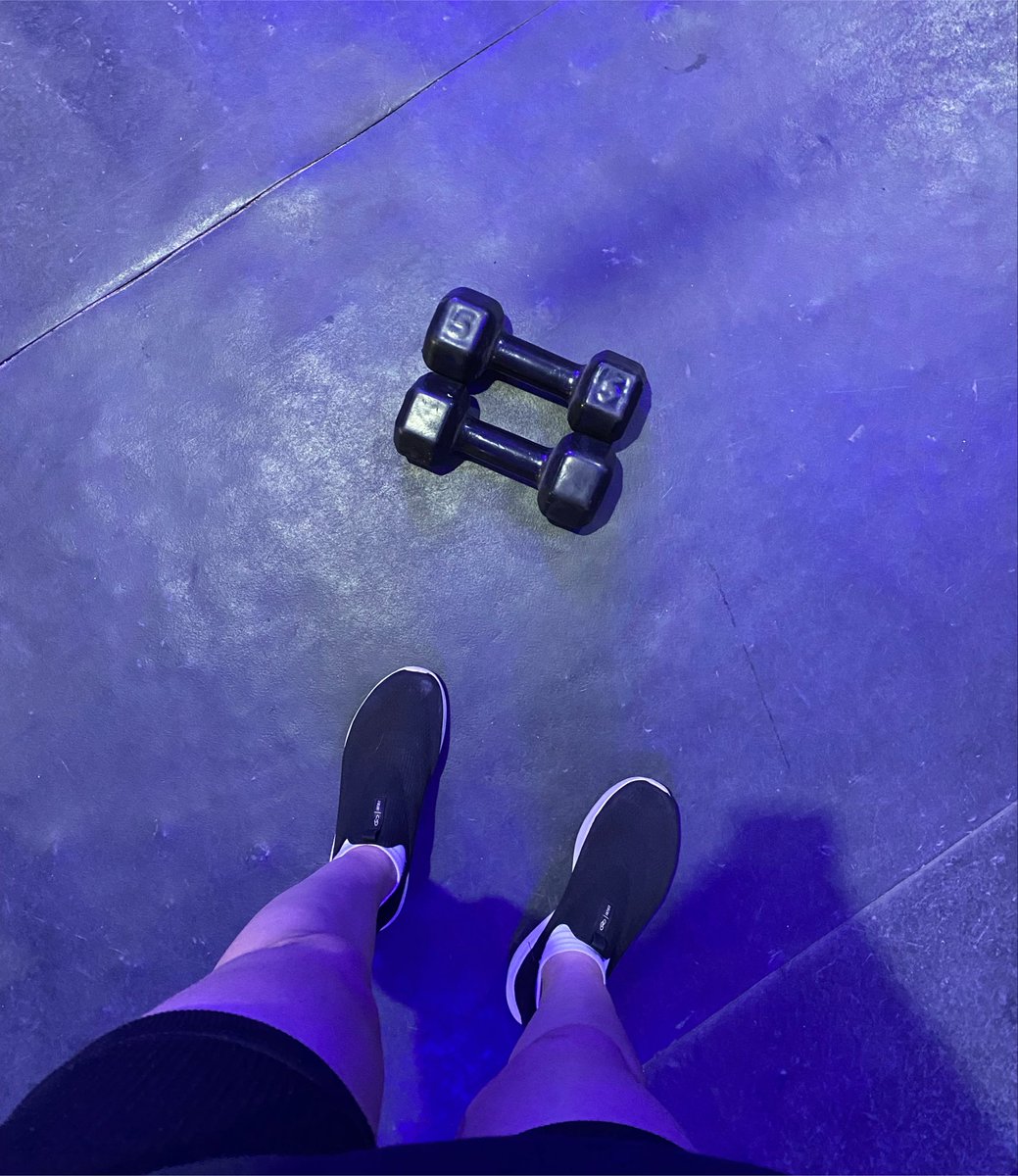 lillithoff's tweet photo. leg day no dia errado, pq comecei terça https://t.co/8eETw8iitd