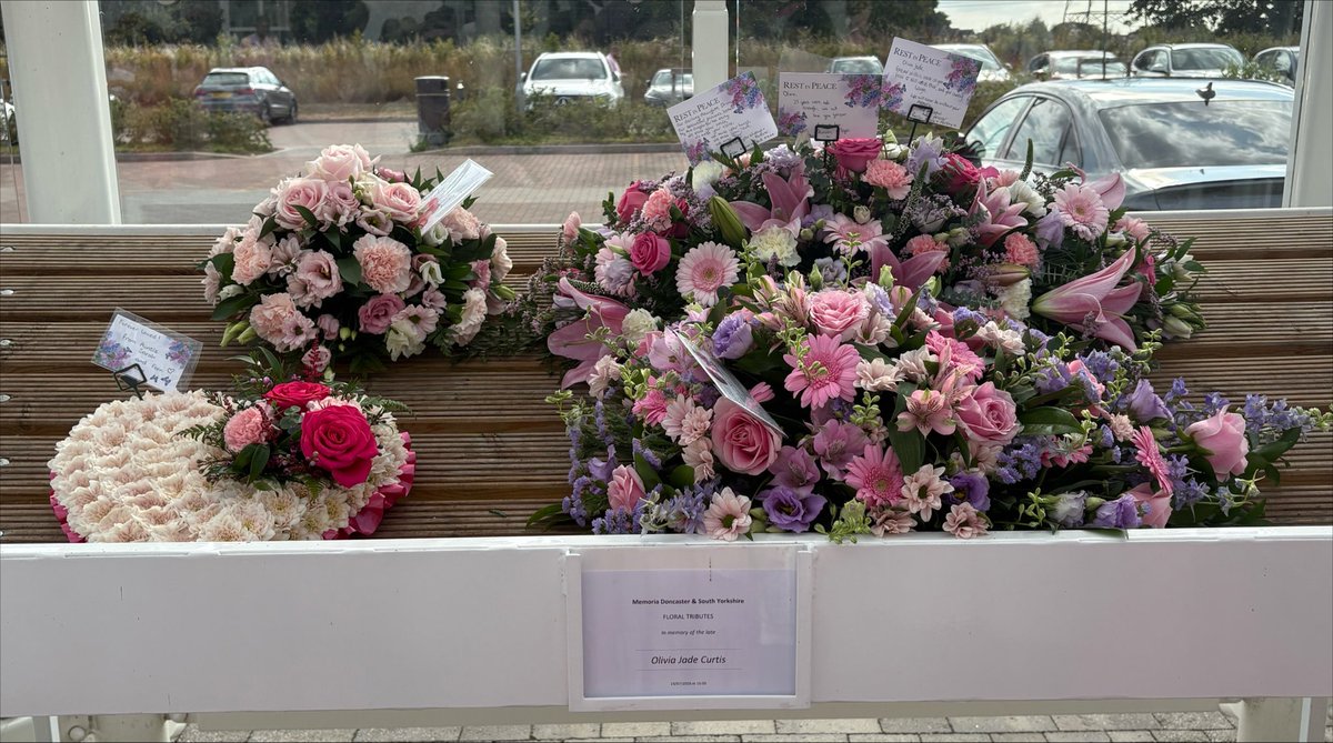 royalsdnp's tweet photo. #pinkforlivvy the most beautiful service for the most beautiful friend 💖 https://t.co/A6gzeSN3y4