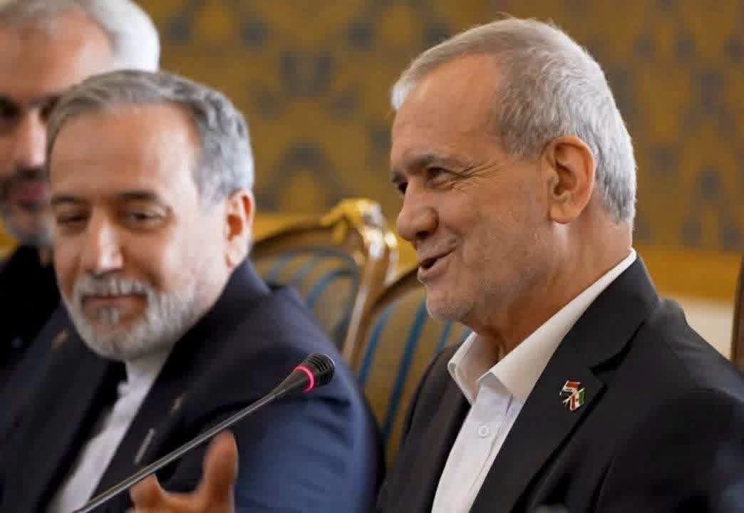 AljnwbAbn63210's tweet photo. الرئيس الايراني يضع العلم العراقي الى جانب العلم الايراني على صدرة https://t.co/AolVufJGFD