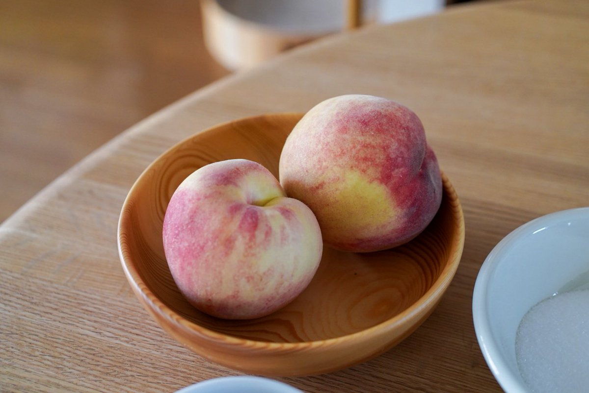 catea_diary's tweet photo. 桃が安かったから、イタリア夏の定番アイスティー「テ アッラ ペスカ」を仕込んでみた🍑

桃に甘いホットティーをかけて一晩冷やすだけ。

明日の朝わたしにはこのアイスティーが待っていると思うとよく眠れそう🍑🍑

どんな味になってるか楽しみに寝る！ https://t.co/FxlLLhxEX9