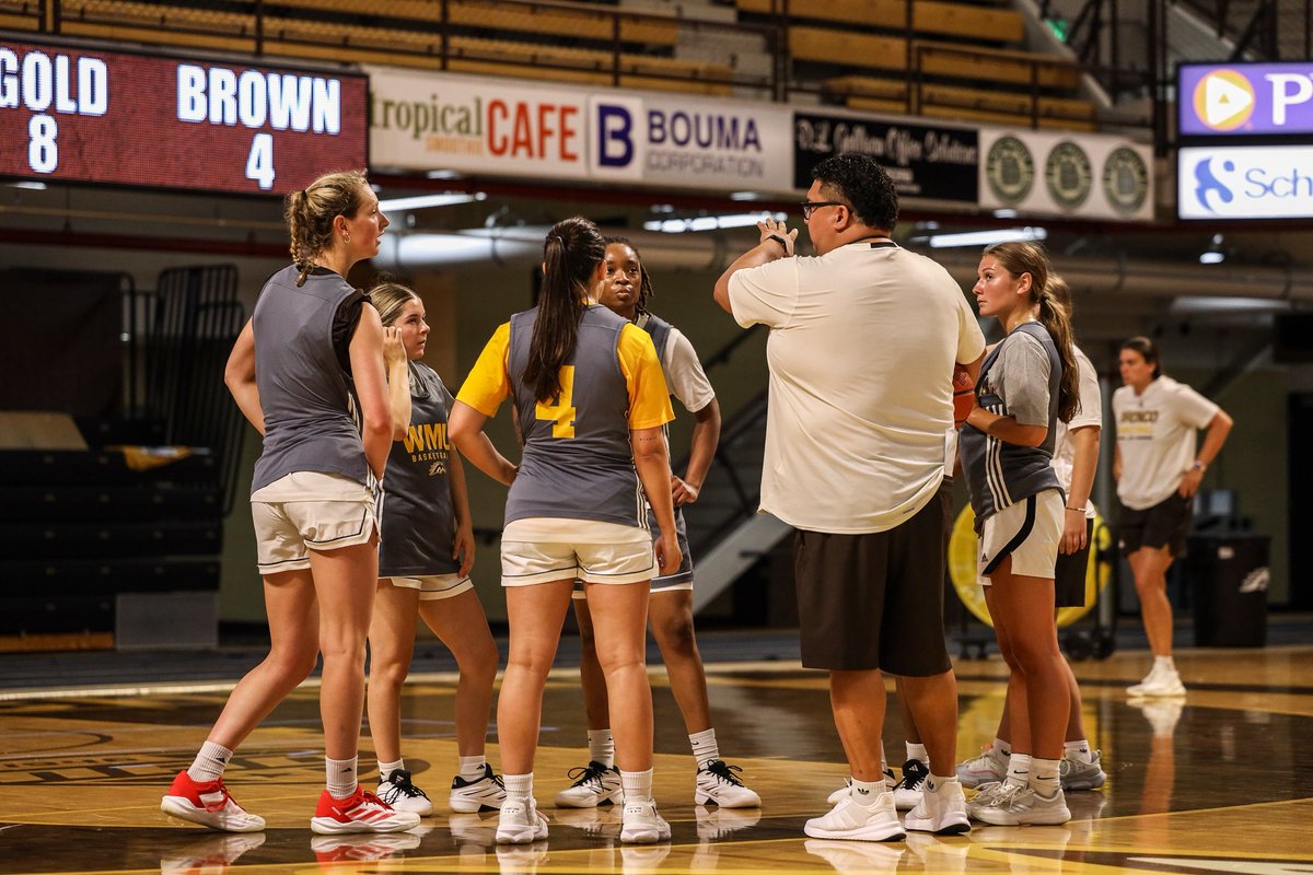 WMU_WBB's tweet photo. 𝙃𝙖𝙧𝙙 𝙬𝙤𝙧𝙠, 𝙩𝙤𝙜𝙚𝙩𝙝𝙚𝙧.

#BroncosReign https://t.co/27p6NRUnWc
