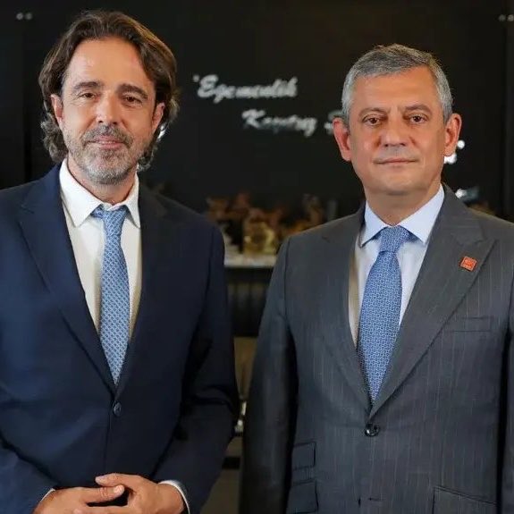 sagcigazete's tweet photo. Timur Soykan:

“Cumhurbaşkanlığı anketinde Özgür Özel, Erdoğan'ı geçiyor.

İktidarın uykuları kaçıyor.” https://t.co/f8YWoIvDwt