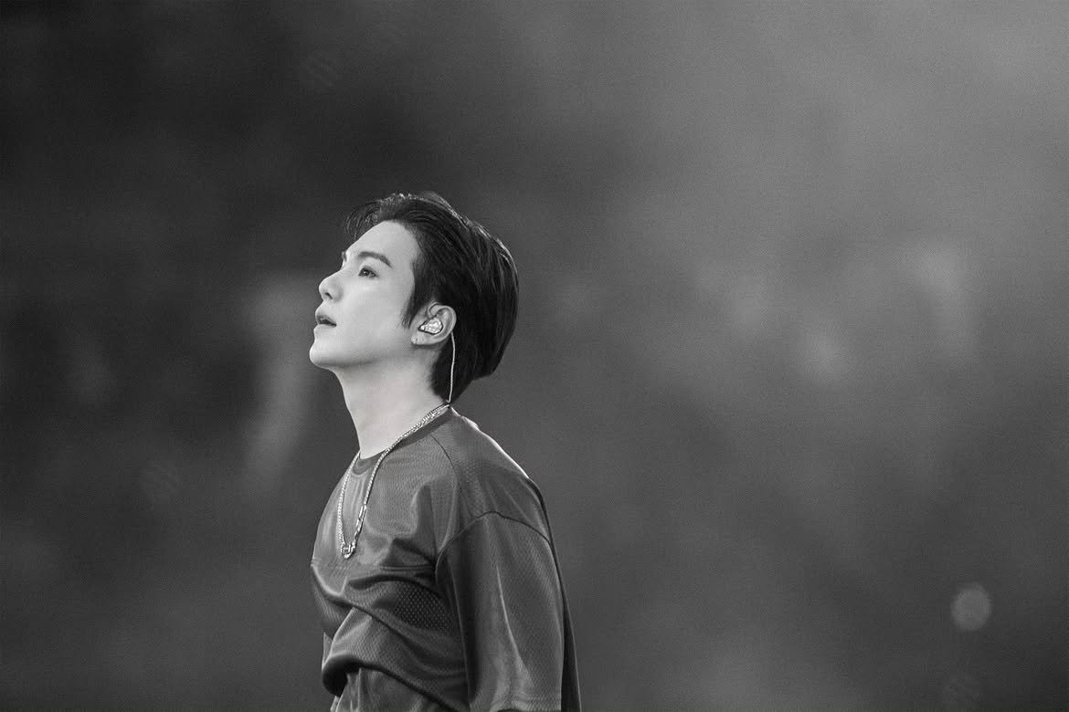 imfadedshadow's tweet photo. @yoongituned Moim biasem jest Yoongi. On i reszta zespołu dosłownie mnie uratowała. W czasie kiedy było naprawdę źle, zabierałam słuchawki i słuchałam w zapętleniu Agust D wszystkich kawałków. Podobnie z resztą jak u niego muzyka to sposób na odcięcie się od świata i mój święty spokój. https://t.co/qeBDZJhc2z