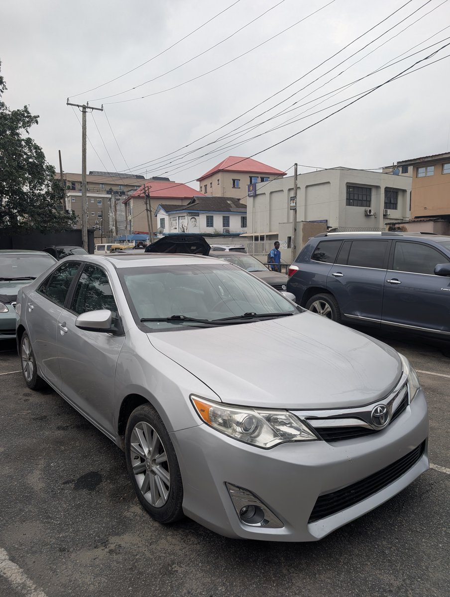 Ol0ye's tweet photo. If you want a 2014 Toyota Camry XLE. Pay me N7m now and N7m when it arrives and gib me 6-8 weeks. 

🤲🏼 https://t.co/Yh88nfMta1