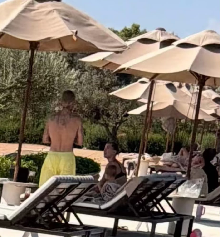 portalhaileybr's tweet photo. FAMÍLIA! 🧑‍🧑‍🧒 Hailey, Justin e Jack Blues Bieber em Kranídi, Grécia. (23/07) https://t.co/rEgDL5e54k