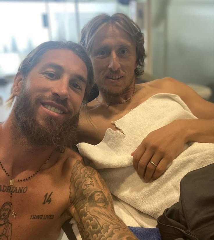 v1cjkjm's tweet photo. alfa Sergio na maternidade tirando foto do ômega modric depois do primeiro filho deles nascer 💞 https://t.co/lyVU2aec2C